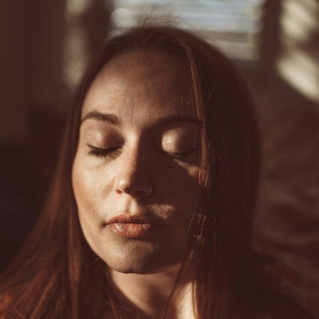 Mulher em momento de introspecção e cuidado integral